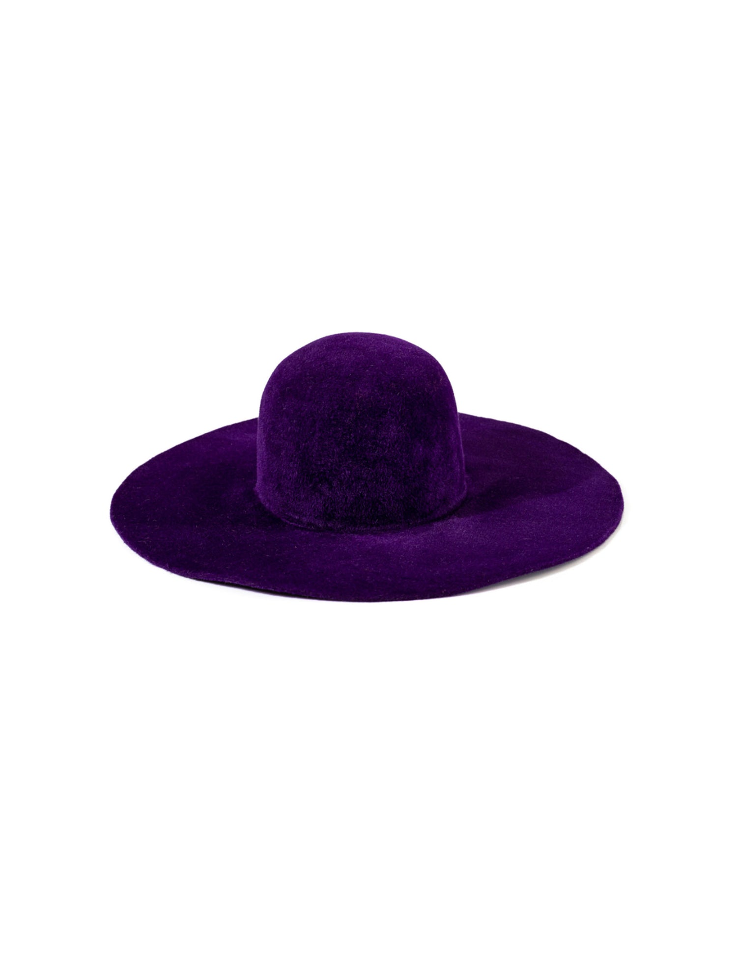 A round flat hat in violet color with a 11/12 cm brim and a round crown.